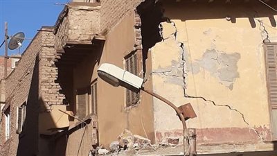 محافظ بني سويف يوجه بتسكين أسرة متضررة بعد انهيار منزل بسبب موجة الطقس السيئ 