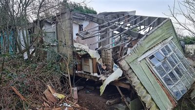 انهيار المنازل وسقوط ضحايا.. عاصفة إيونيس المدمرة تضرب بريطانيا | بث مباشر