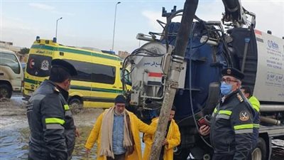 لقطات من جهود رجال الشرطة لمساعدة المواطنين في مواجهة الطقس السيئ | فيديو