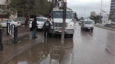 استمرار رفع مياه الأمطار بمحيط المدارس والطرق الرئيسية ببنها