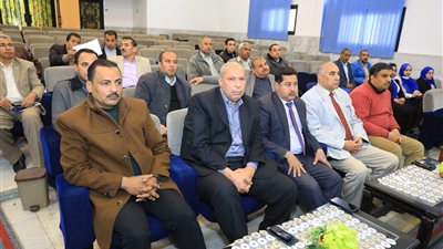 سكرتير عام سوهاج يعقد اجتماعا مع أعضاء وحدة المتغيرات المكانية بالمحافظة 