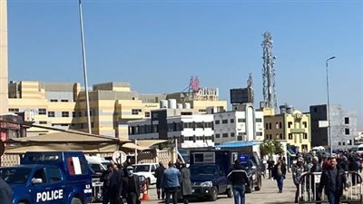 وصول محمد الأمين إلى مقر محاكمته في هتك عرض فتيات دار الأيتام وسط حراسة مشددة