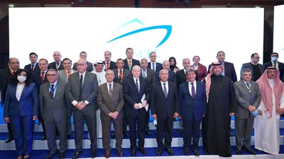 وزير النقل: 90% من حجم التجارة العالمية تنقل عبر البحر