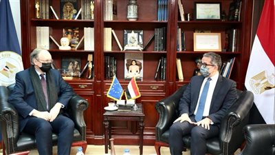 وزير السياحة يبحث مع سفير الاتحاد الأوروبي بالقاهرة تعزيز التعاون في الآثار 