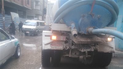 بعد سقوط أمطار غزيرة.. سحب المياه المتراكمة لليوم الثاني من شوارع الفيوم