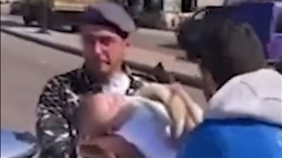 معهوش يأكلها.. أب لبناني يحاول إعطاء طفلته الرضيعة للأمن | فيديوجراف