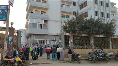 وكيل صحة المنوفية يطمئن على مصابي حادث الطريق الإقليمي داخل مستشفى سرس الليان