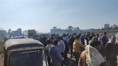 أهالي قرية كفر ششتا بالغربية ينتظرون انتشال آخر ضحايا غرق ميكروباص.. وقوات الإنقاذ تواصل مجهوداتها 