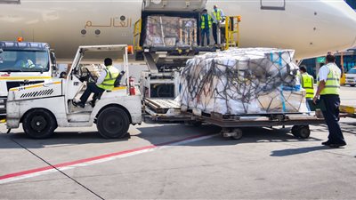 الصحة: وصول مليونين و158 ألف جرعة من لقاح فايزر عبر مطار القاهرة الدولي