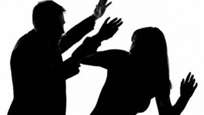 زوج يكسر أنف زوجته لتأخرها في تجهيز وجبة الغداء.. والأخيرة تطلب الخلع | فيديو