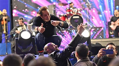 وسط تفاعل استثنائي من الحضور.. حكيم يتألق في واحدة من أنجح حفلاته 