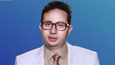 وصول الصيدلي أحمد أبو النصر طبيب الكركمين إلى المحكمة الاقتصادية لبدء التحقيقات | بث مباشر