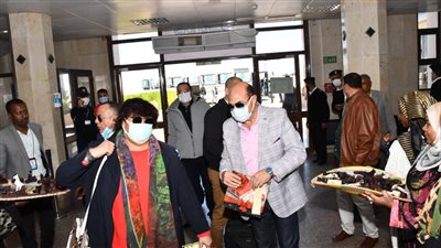 احتفالًا بظاهرة تعامد الشمس.. وزيرا السياحة والآثار والثقافة يوزعون الهدايا التذكارية | صور