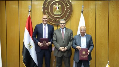 سعفان يشهد مراسم توقيع اتفاقية عمل جماعية تحقق مزايا  في الأرباح والأجور لـ 4000 عامل بإحدى الشركات