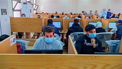 رئيس جامعة المنيا يتابع الاختبارات الإلكترونية للفرقة الرابعة بالطب البشري