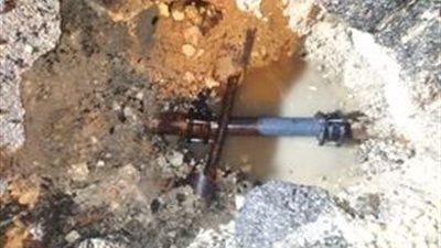 كسر مفاجئ بخط مياه الشرب بمدخل رأس البر الغربي في دمياط