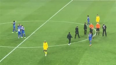 قائد الهلال السعودي يطرد تاليسكا مهاجم النصر خارج الملعب | فيديو