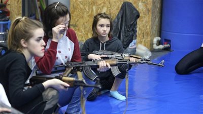 النساء يتدربن على حمل الأسلحة.. معاناة الأوكرانيين في انتظار طلقة روسية | فيديوجراف