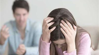 اخفي إفلاسه.. سيدة تخلع زوجها بسبب طلبه بسداد ديونه من راتبها