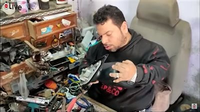 صنايعي تصليح إكصدامات السيارات من قصار القامة: مبشغلش نفسي باللي بيتنمروا عليا وشغلي أهم حاجة | فيديو