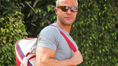 بصورة له من أحد المشاهد.. محمد إمام يشوّق جمهوره لـ فيلمه الجديد عمهم