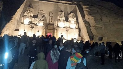 تعامد الشمس علي وجه رمسيس الثاني.. توافد الزائرين من جنسيات مختلفة لمشاهدة الحدث العالمي بأسوان
