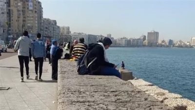 توافد أعداد من المواطنين على كورنيش الإسكندرية للاستمتاع بالطقس الدافئ| بث مباشر
