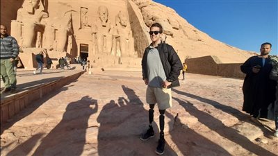 شاب أمريكي بطرفين صناعيين يصعد إلى معبد أبو سمبل لمشاهدة تعامد الشمس على تمثال رمسيس | بث مباشر