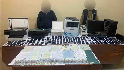 شهادات وأموال مقلدة.. ضبط شخصين لتزويرهما محررات رسمية بالمنيا