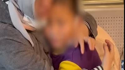 الأمن يُعيد طفل أجنبي تائه لأسرته في مدينة نصر | فيديو