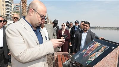 محافظ بني سويف يستخدم هاتفه الشخصي للتأكد من تفعيل باركود شخصيات ممشى العظماء بالكورنيش