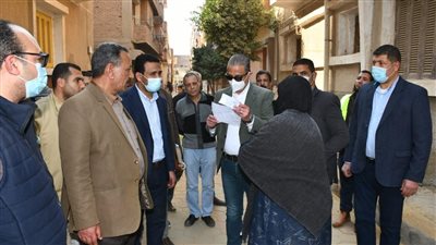 استمرار أعمال التجميل وتركيب الإنترلوك بعدد من شوارع مدينة سنورس بالفيوم