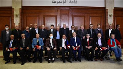 وزير الشباب والرياضة يكرم عددا من رموز الإعلام الرياضي