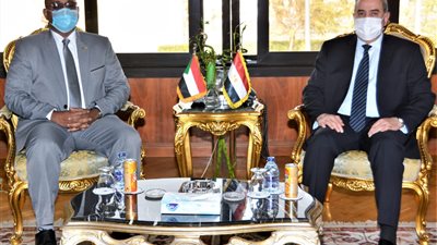 وزير الطيران المدني يلتقي نظيره السوداني لتعزيز التعاون المشترك