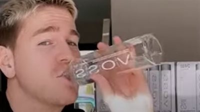 بـ 2000 دولار شهريًا.. شاب كندي يستورد مياهًا من أوروبا ويثير الجدل عبر مواقع التواصل| فيديو 