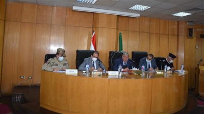 محافظ المنيا يناقش عددا من تظلمات المواطنين خلال اجتماع لجنة البت لأراضي أملاك الدولة
