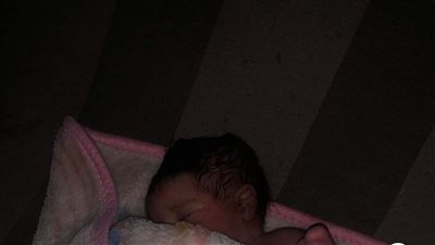  العثور على رضيع ملقى بموقف السيارات بالرملة ببنها | صور 