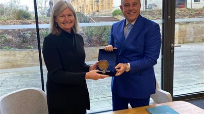 رئيس جامعة عين شمس يناقش التعاون في أبحاث اللقاحات والسرطان مع معهد جينيفر