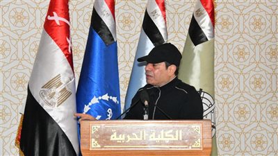 السيسي لطلبة الكلية الحربية: تحلوا بالقيم العسكرية النبيلة وحافظوا على استعدادكم البدني | صور