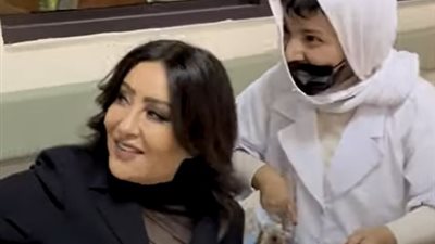 لطيفة تشارك الغناء مع طفلة من ذوي الهمم بالسعودية.. والجمهور يتفاعل مع لفتتها الإنسانية | فيديو