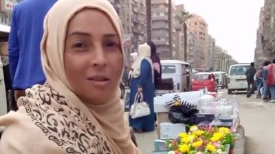سيدة تبيع الزهور الصناعية بشوارع الجيزة: بساعد زوجي بسبب مرضه | بث مباشر