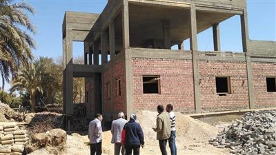 محافظ أسوان يتابع تنفيذ مشروعات حياة كريمة 