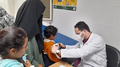 أهالي شلاتين يتوافدون على قافلة جامعة الأزهر الشاملة