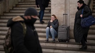 محطات المترو في كييف تتحول إلى ملاجئ للمواطنين للاحتماء من الضربات الروسية