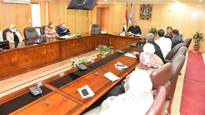 محافظ أسيوط يبحث تطوير منظومة العمل بإدارتي المخابز والإنتاج