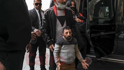 تتخطى الـ3 ملايين جنيه.. كوكسال بابا يستقل سيارة مرسيدس جي كلاس بعد وصوله إلى مصر