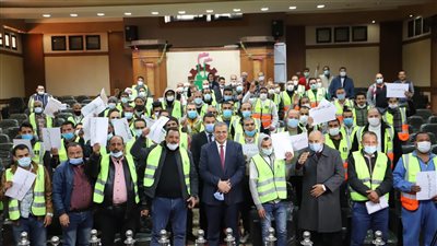 وزير القوى العاملة يسلم 3526 وثيقة تأمين تكافلي للعمالة غير المنتظمة
