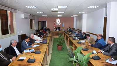 رئيس جامعة سوهاج يجتمع بمديري الوحدات ذات الطابع الخاص لمناقشة خطط العمل