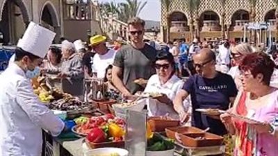 بث مباشر | رغم الحرب بين البلدين.. السياح الروس والأوكرانيون يستمتعون بشمس الغردقة