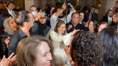 كله يرقص.. نجوم الفن يشاركون بحفل زفاف النجمة دنيا عبد العزيز | بث مباشر